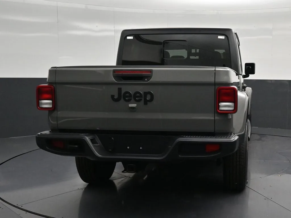 2022 Jeep Gladiator Sport photo 2