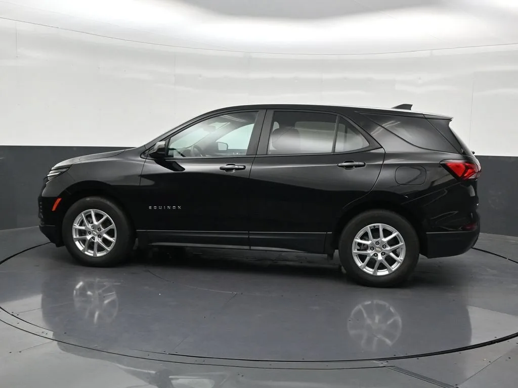 2022 Chevrolet Equinox LS photo 2