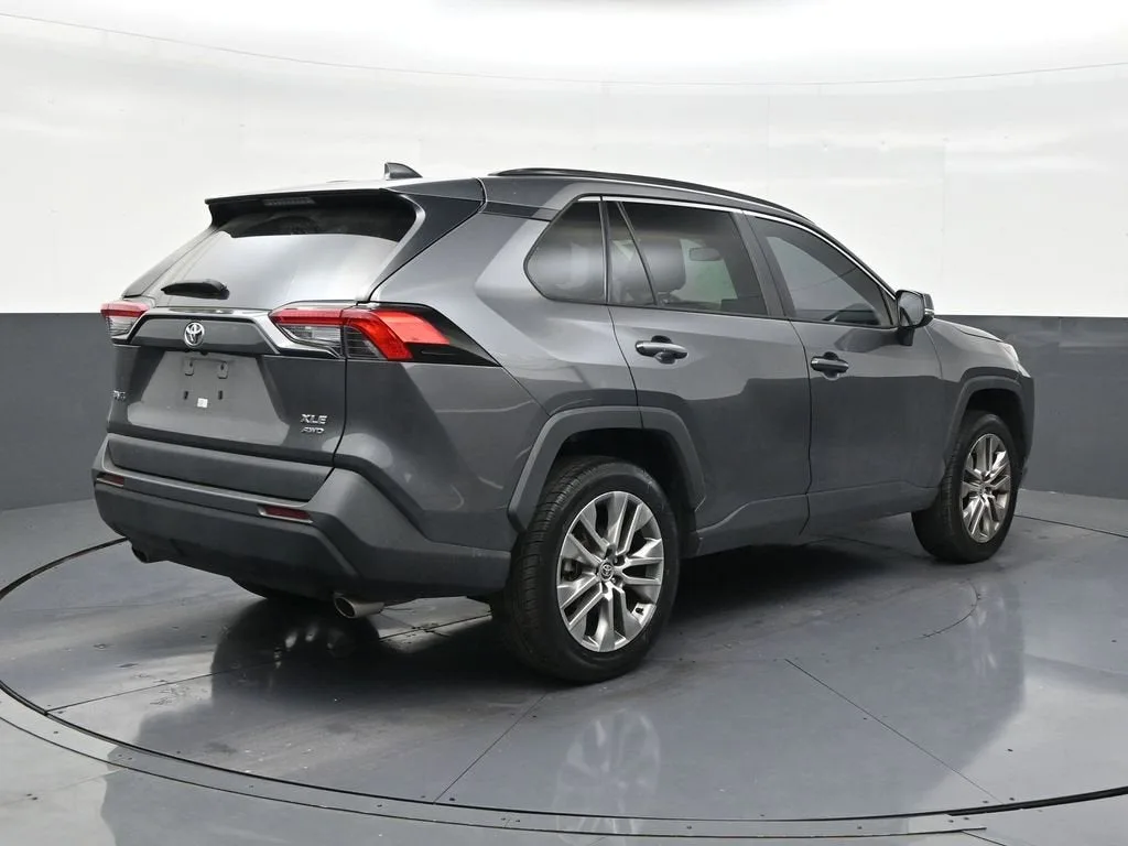 2022 Toyota RAV4 XLE Premium photo 5