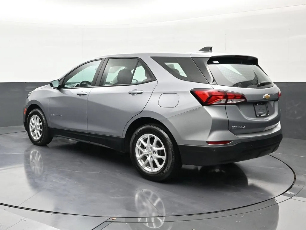 2024 Chevrolet Equinox LS photo 3