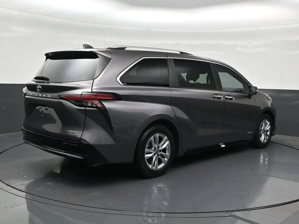 2021 Toyota Sienna Platinum photo 5