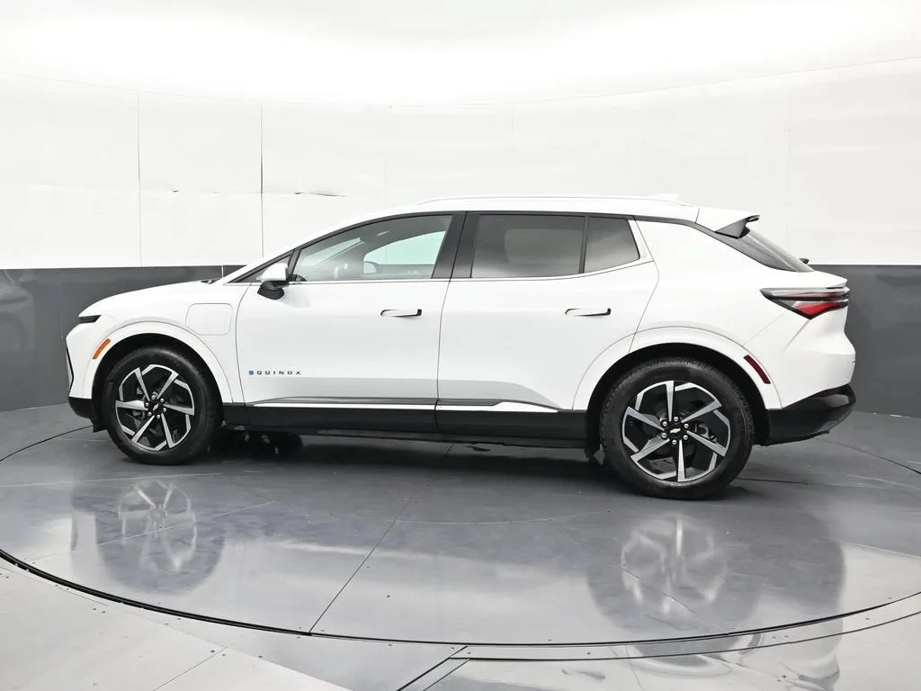2025 Chevrolet Equinox EV LT photo 2