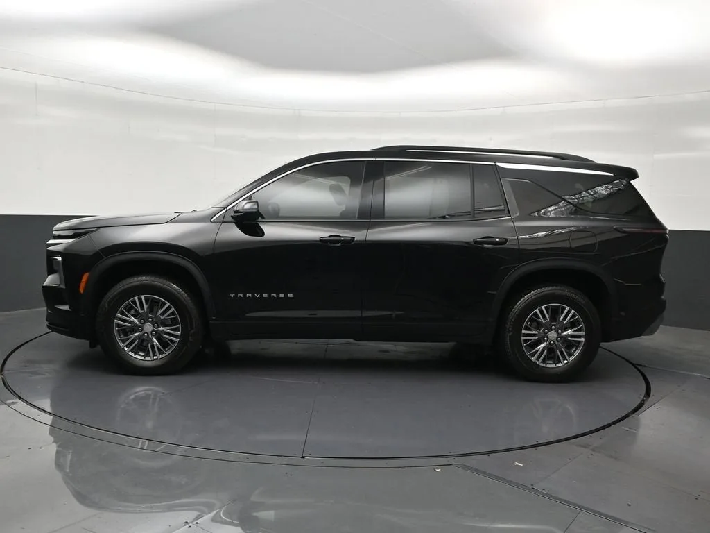 2026 Chevrolet Traverse LT photo 2