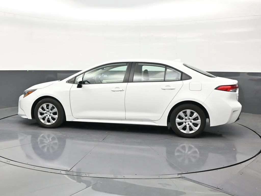 2025 Toyota Corolla LE photo 2