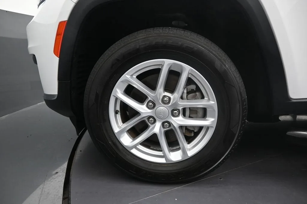 2022 Jeep Grand Cherokee L Laredo 4x2 photo 10