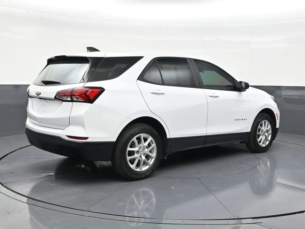 2024 Chevrolet Equinox LS photo 5