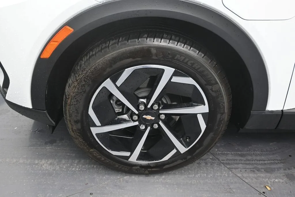 2025 Chevrolet Equinox EV LT photo 9