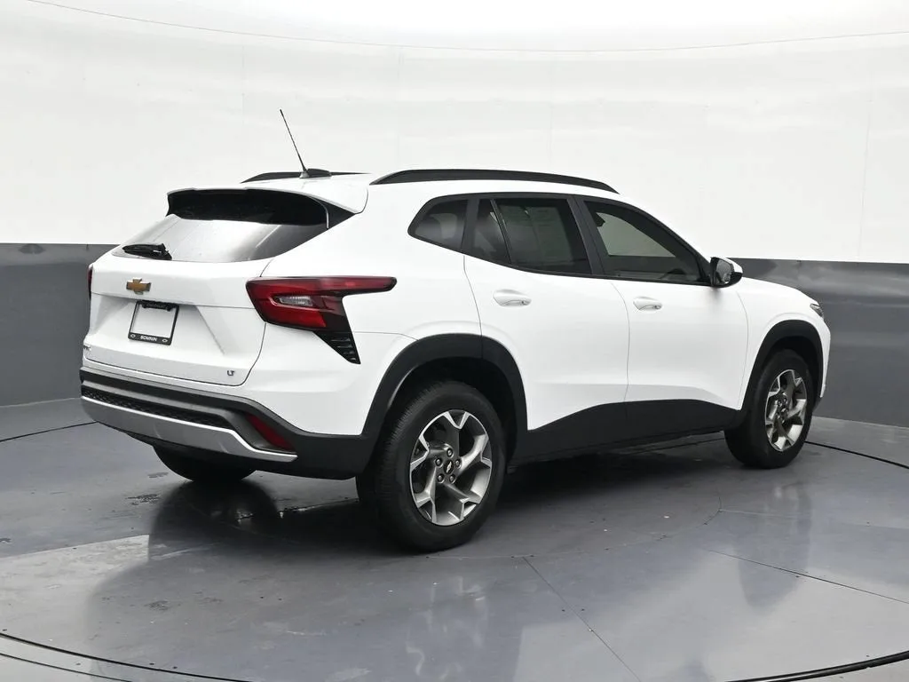 2025 Chevrolet Trax LT photo 5