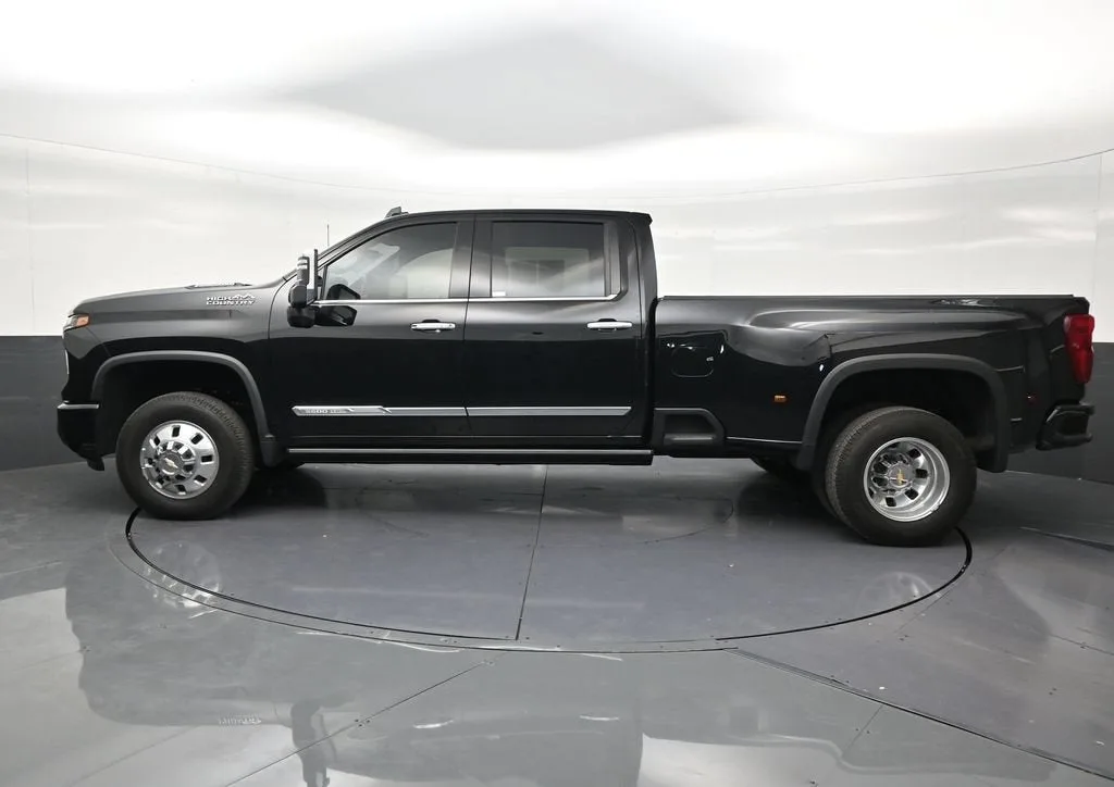 2025 Chevrolet Silverado 3500 HD High Country DRW photo 2
