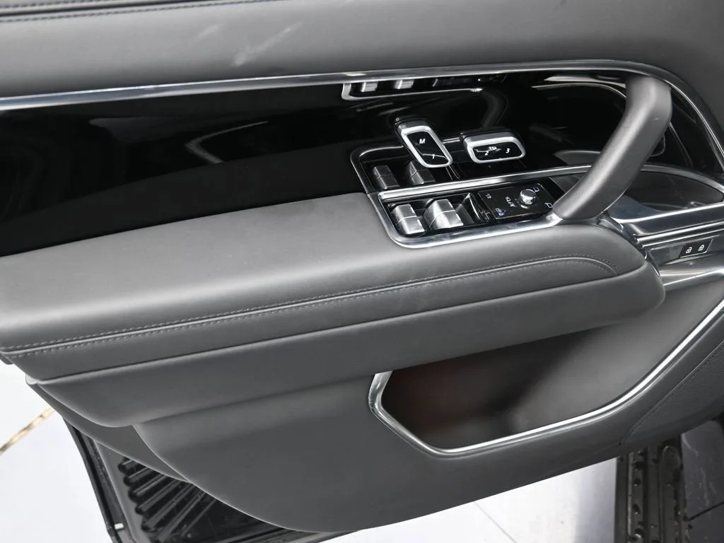 2023 Land Rover Range Rover SE photo 12