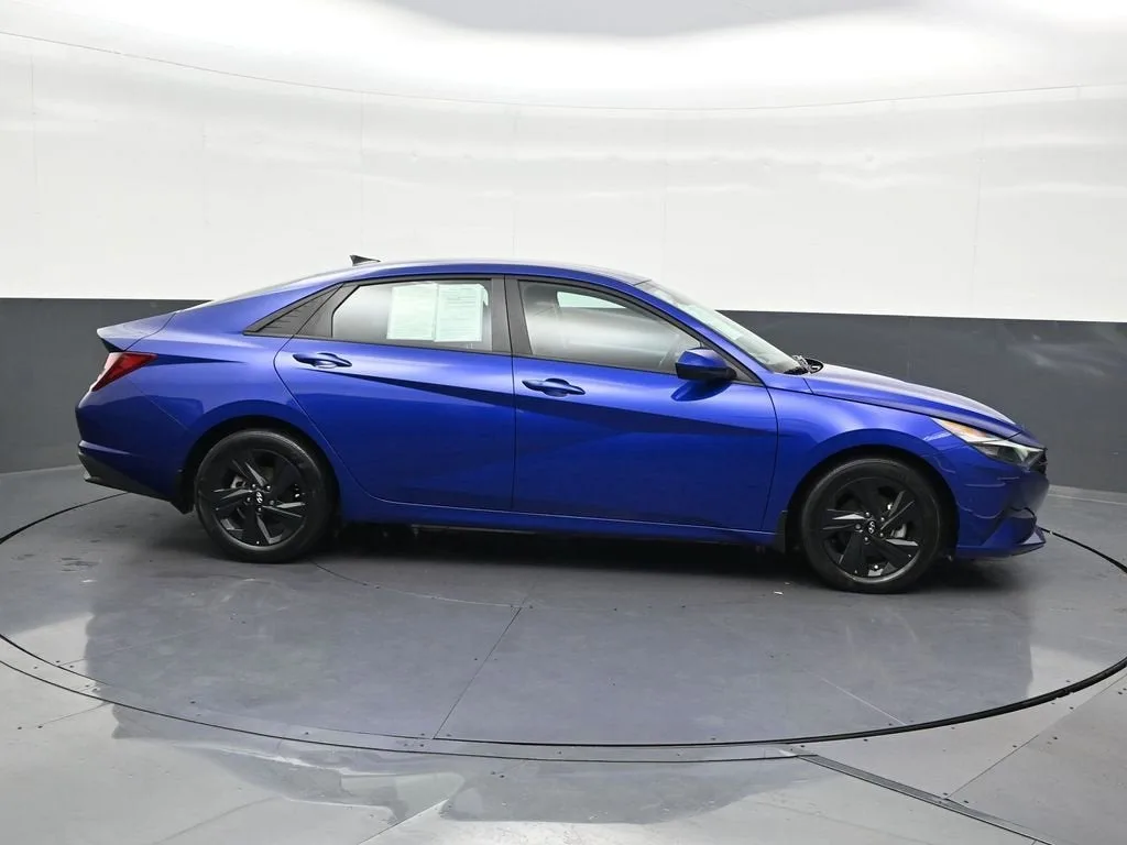 2023 Hyundai Elantra SEL photo 7