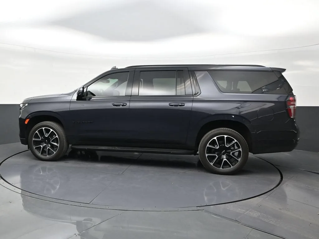 2024 Chevrolet Suburban RST photo 2