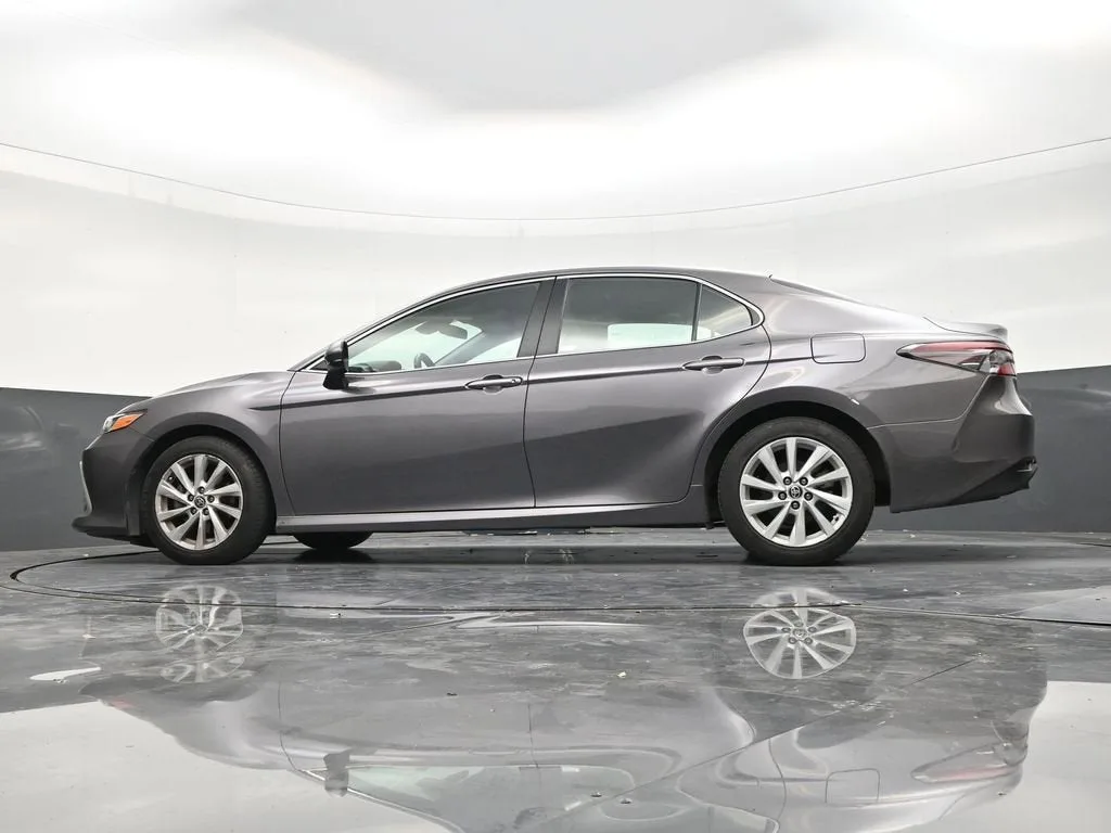 2022 Toyota Camry LE photo 21