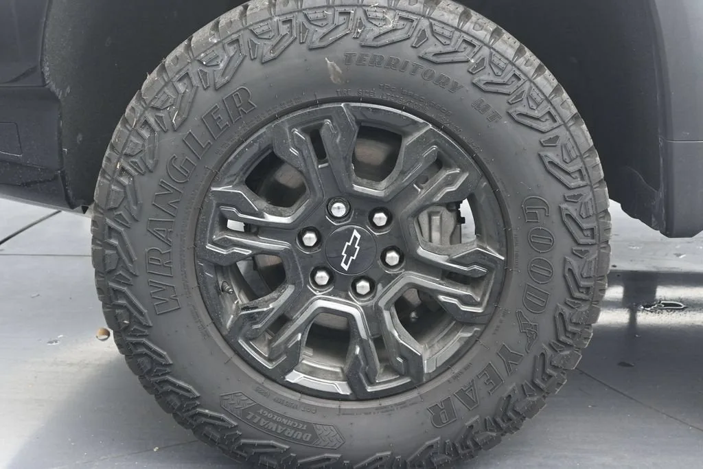 2025 Chevrolet Silverado 1500 ZR2 photo 9