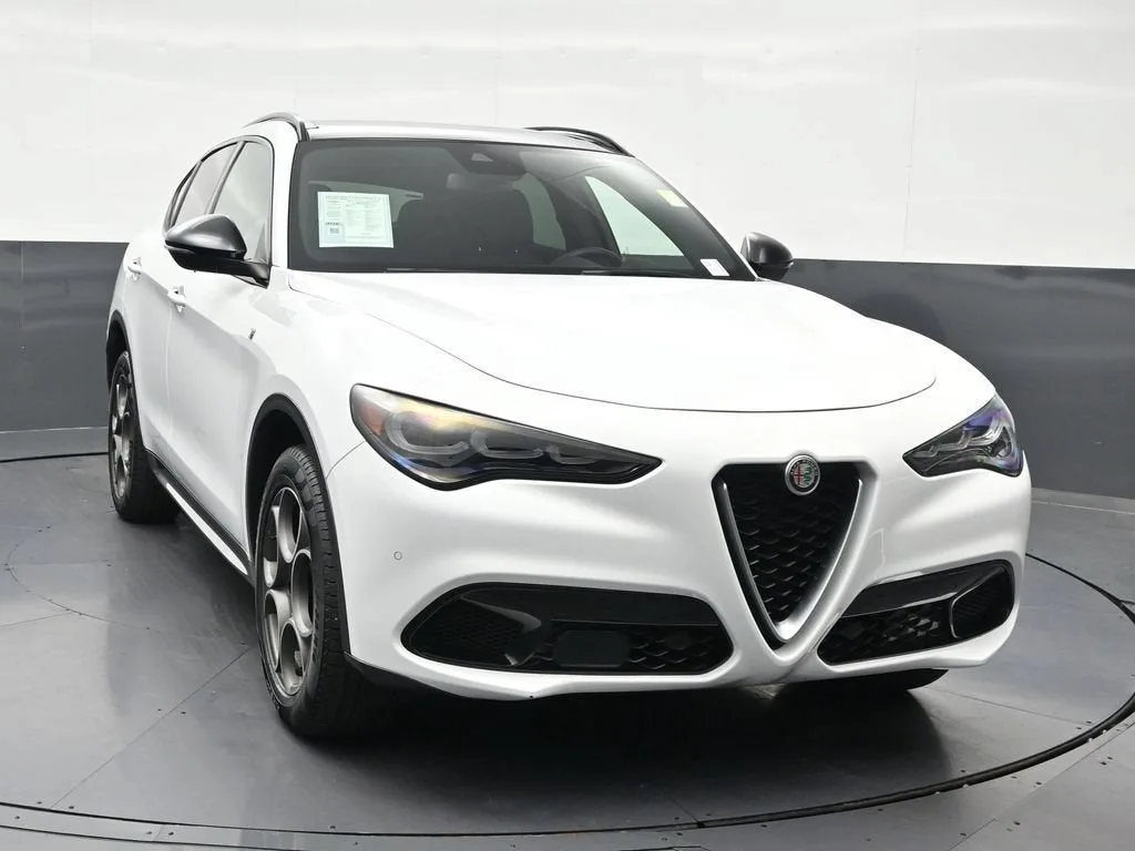 2024 Alfa Romeo Stelvio Ti AWD photo 8