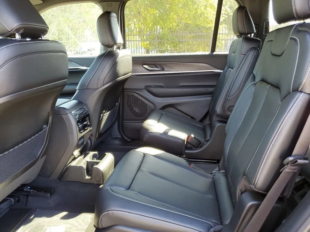 2025 Jeep Grand Cherokee L Limited photo 12