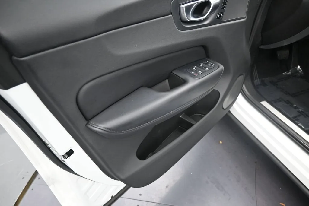 2024 Volvo XC60 B5 Core Dark Theme photo 11