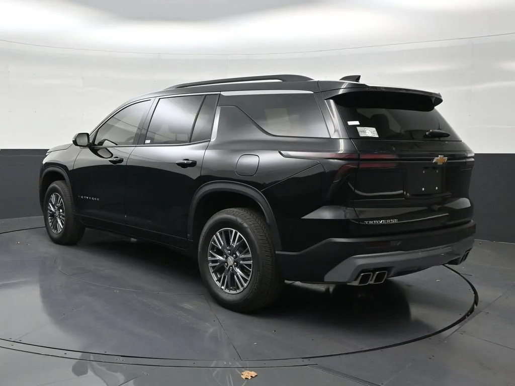 2025 Chevrolet Traverse LT photo 3