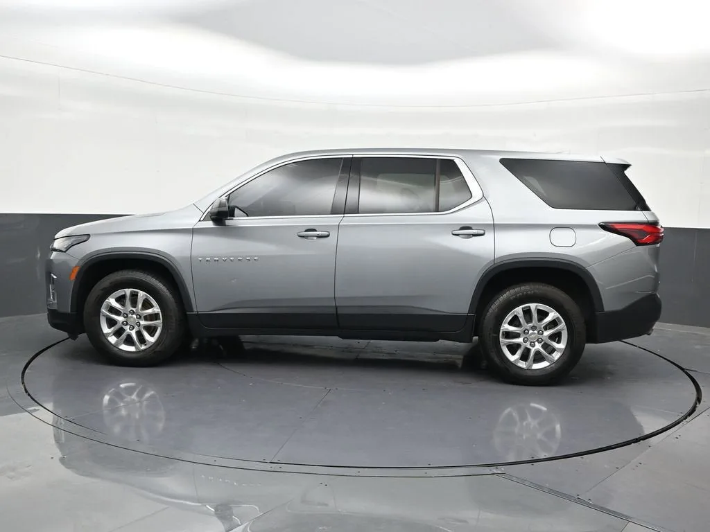 2023 Chevrolet Traverse LS photo 2