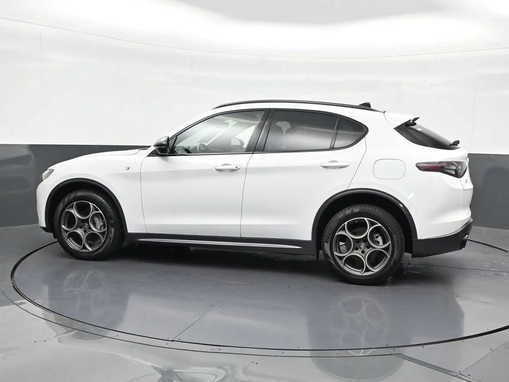 2024 Alfa Romeo Stelvio Ti AWD photo 2