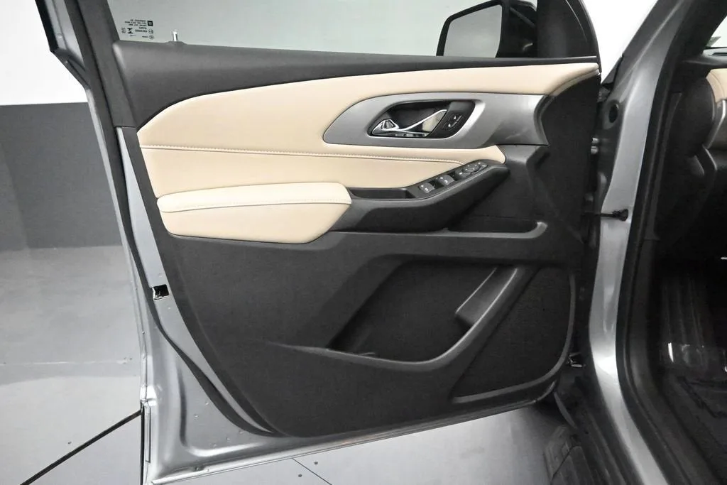 2023 Chevrolet Traverse LS photo 11