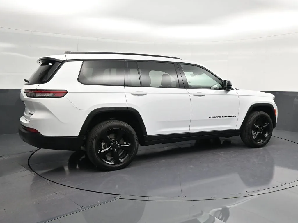 2025 Jeep Grand Cherokee L Limited photo 3