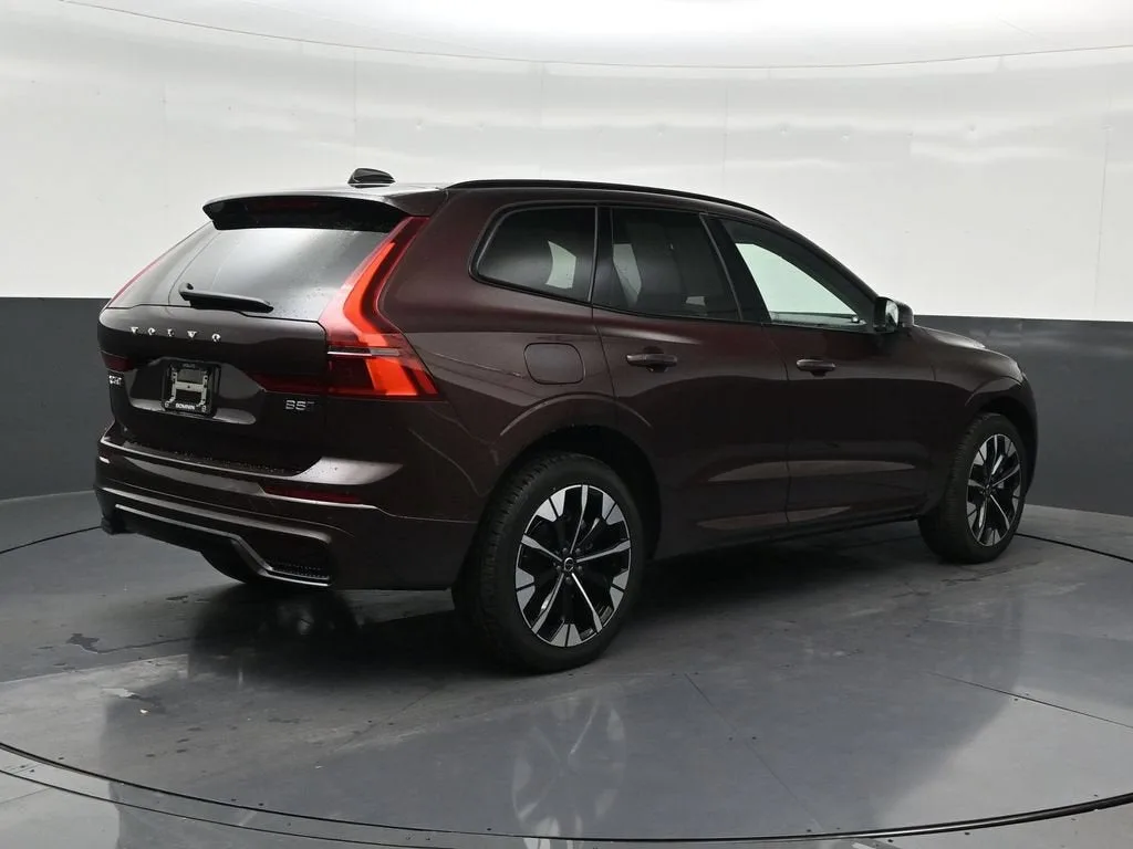 2026 Volvo XC60 Plus photo 6
