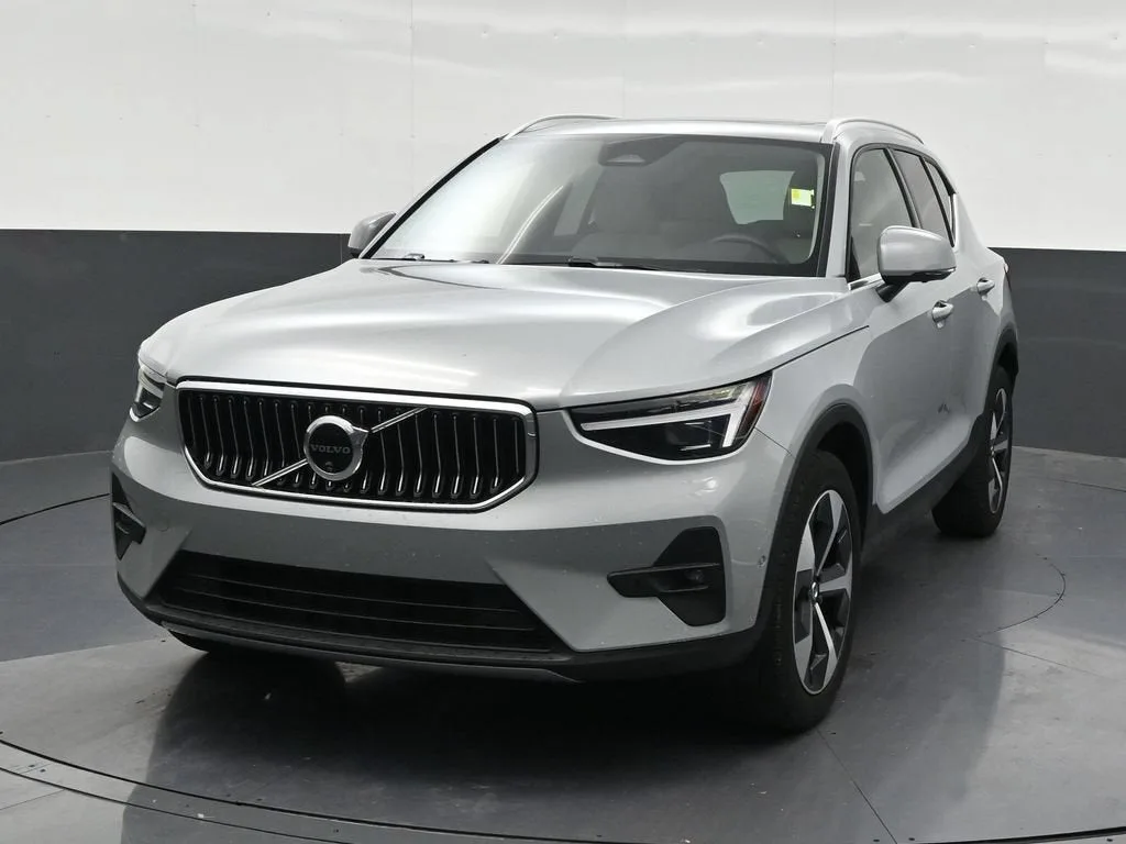 2025 Volvo XC40 Plus Bright Theme photo 9