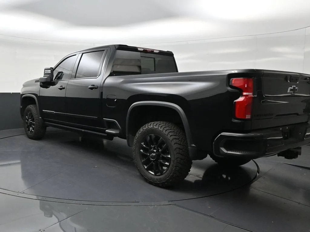 2025 Chevrolet Silverado 2500 HD High Country photo 3