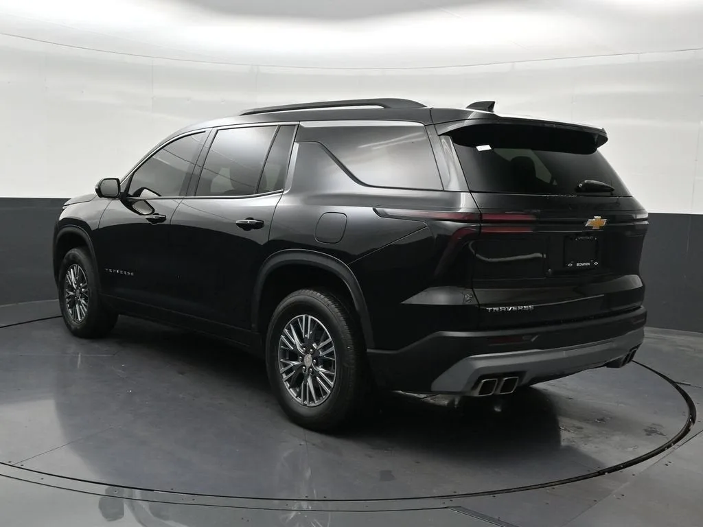 2025 Chevrolet Traverse LT photo 3