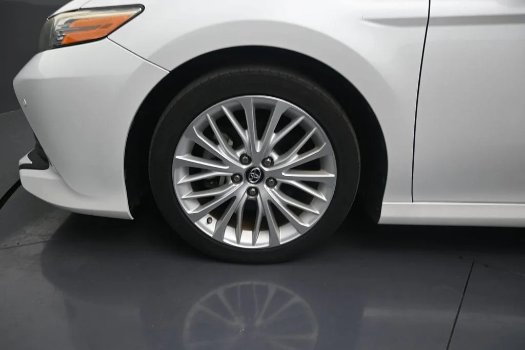 2018 Toyota Camry XLE photo 9