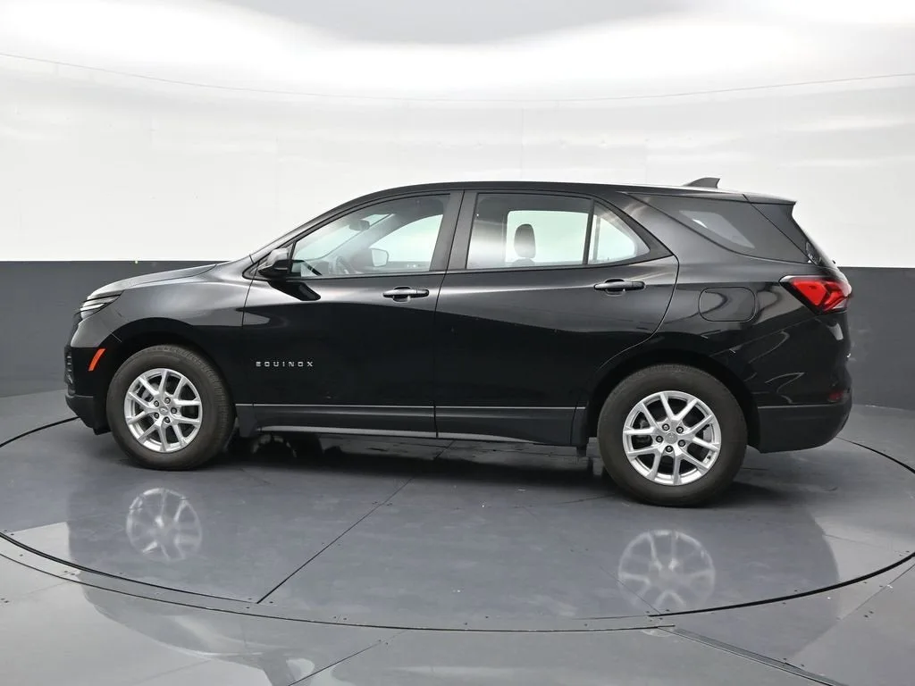 2024 Chevrolet Equinox LS photo 2