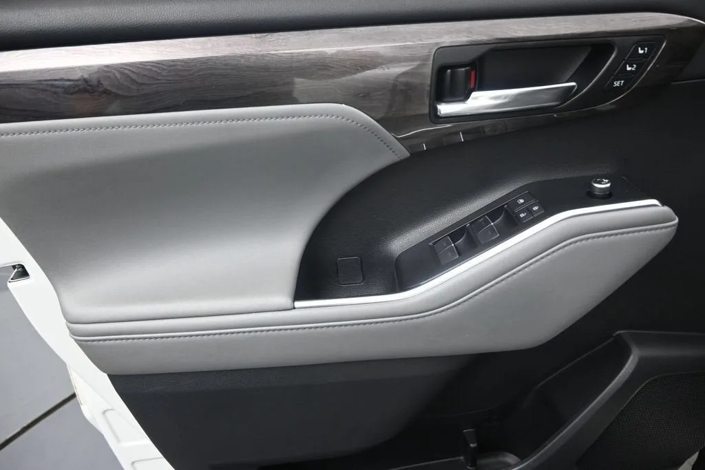 2021 Toyota Highlander Limited photo 11