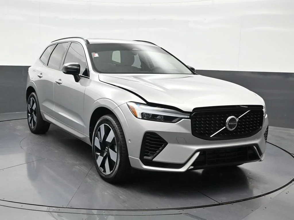 2025 Volvo XC60 Plug-In Hybrid Plus photo 8