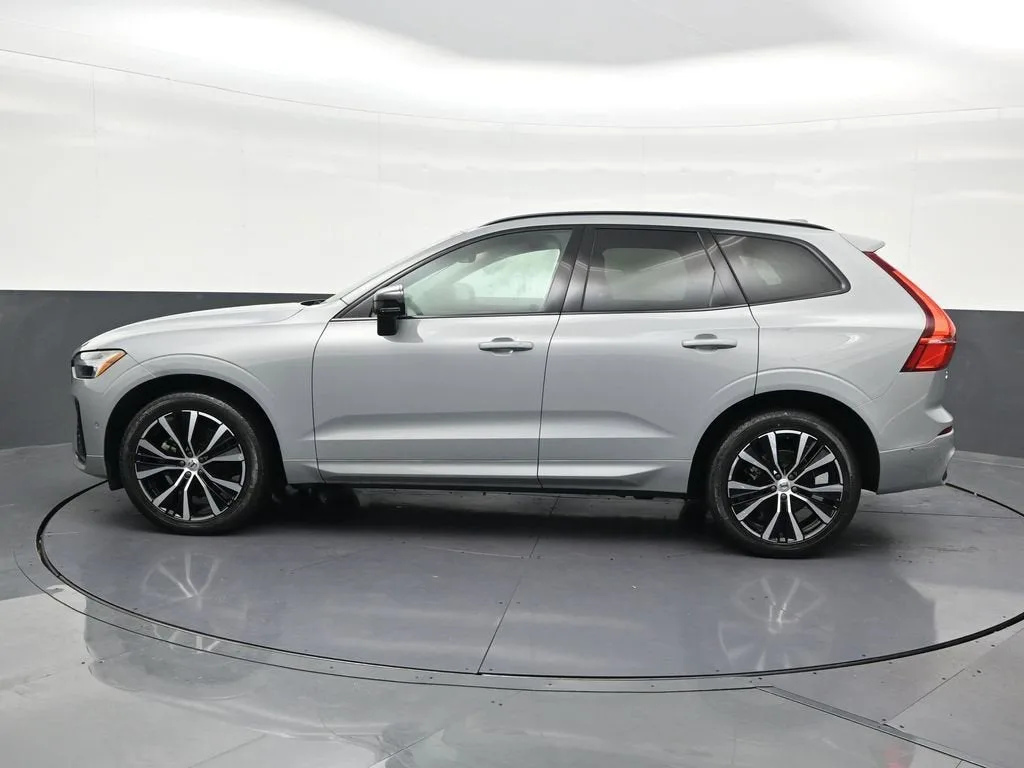 2024 Volvo XC60 Plus Dark Theme photo 2