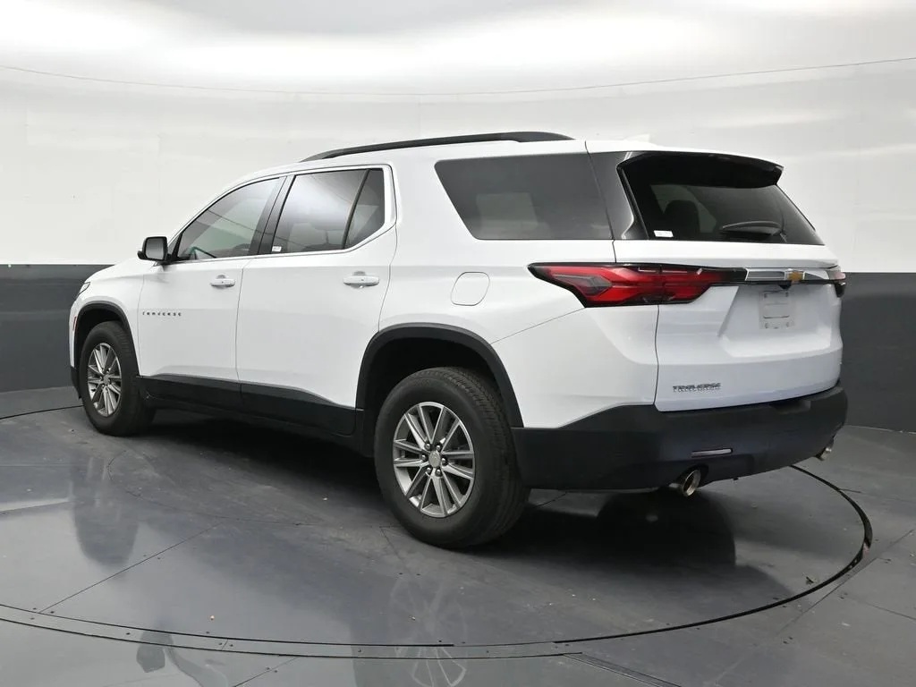 2023 Chevrolet Traverse LT Cloth photo 3