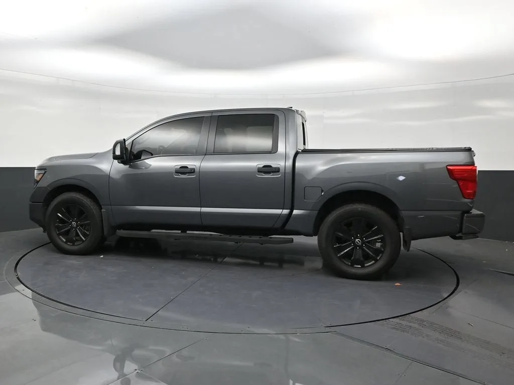 2023 Nissan TITAN Crew Cab SV 4x4 photo 2