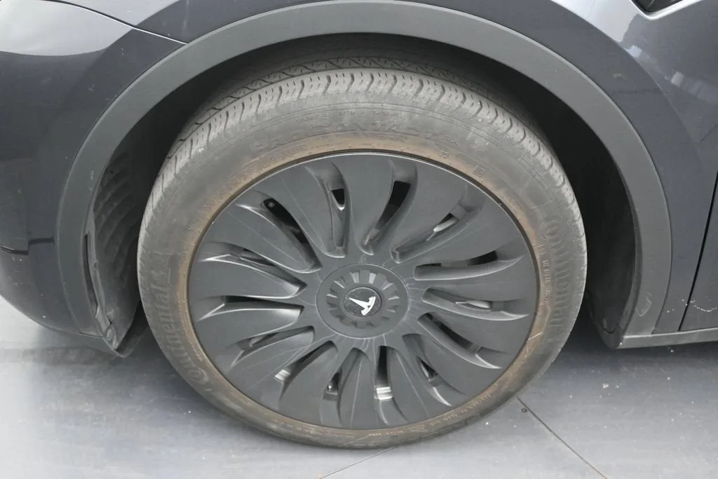 2024 Tesla Model Y Long Range photo 9