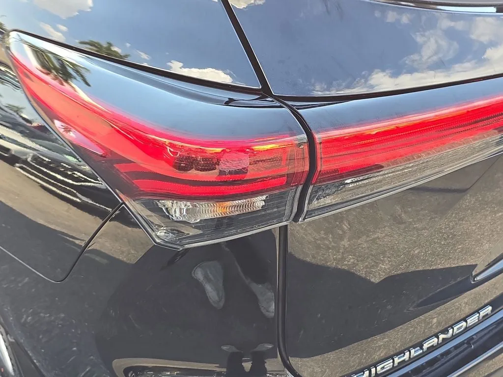 2023 Toyota Highlander LE photo 6