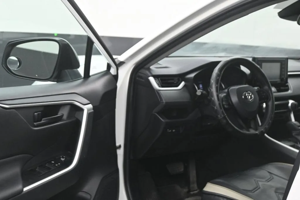 2020 Toyota RAV4 LE photo 10
