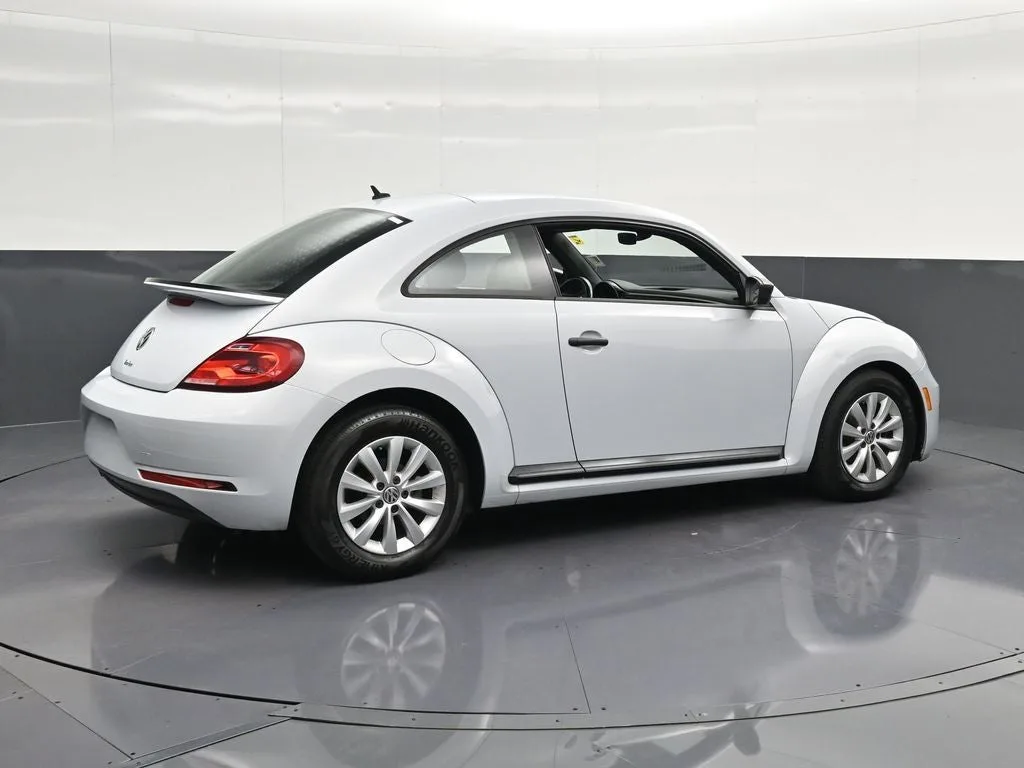 2017 Volkswagen Beetle 1.8T S photo 3