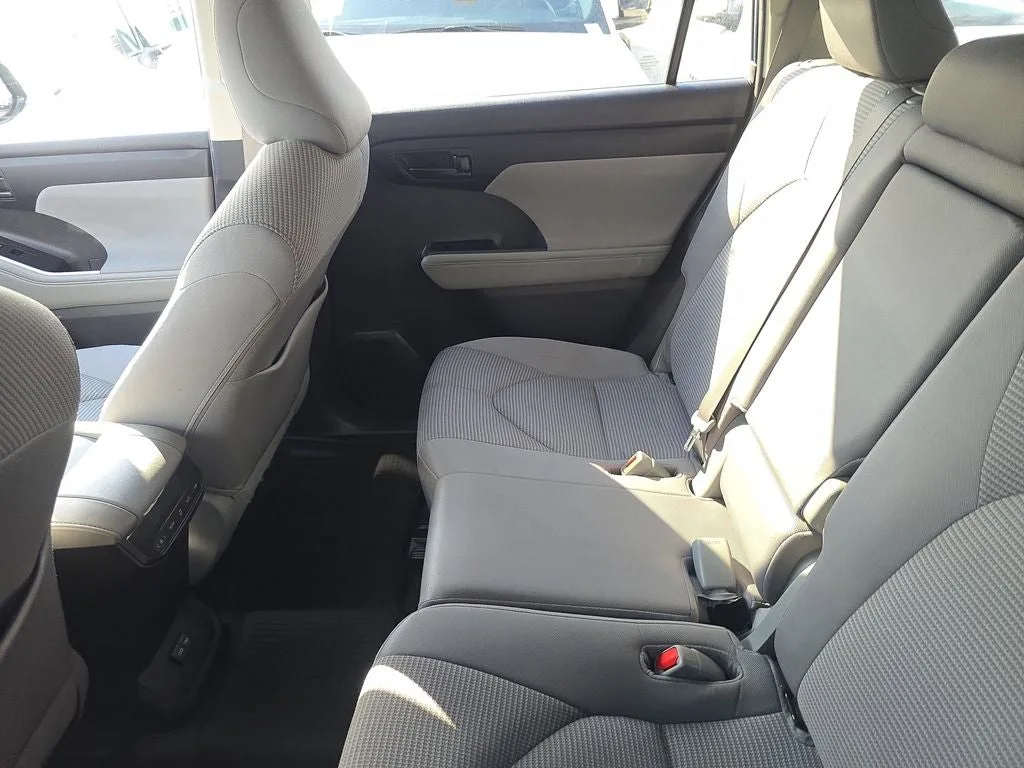 2023 Toyota Highlander LE photo 12