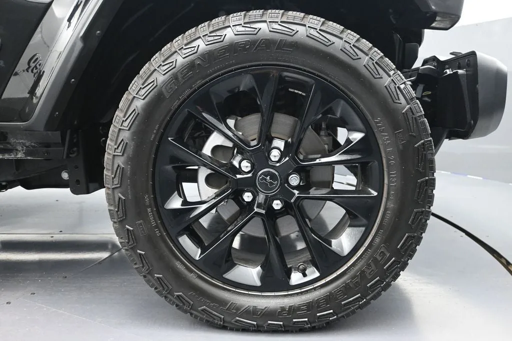 2025 Jeep Gladiator Nighthawk photo 9