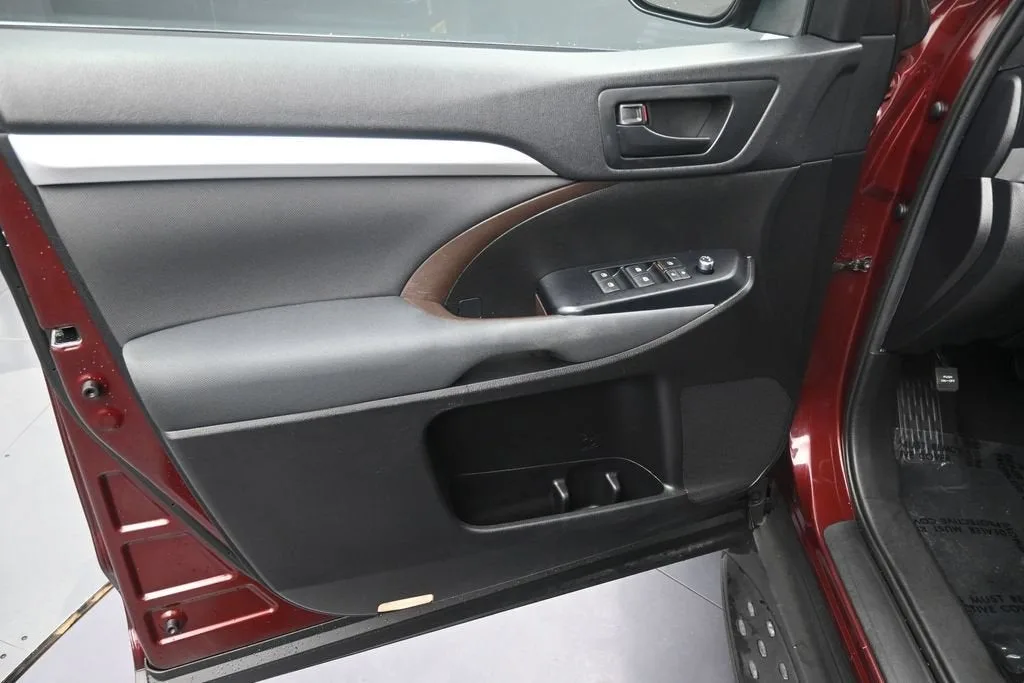 2019 Toyota Highlander LE photo 12