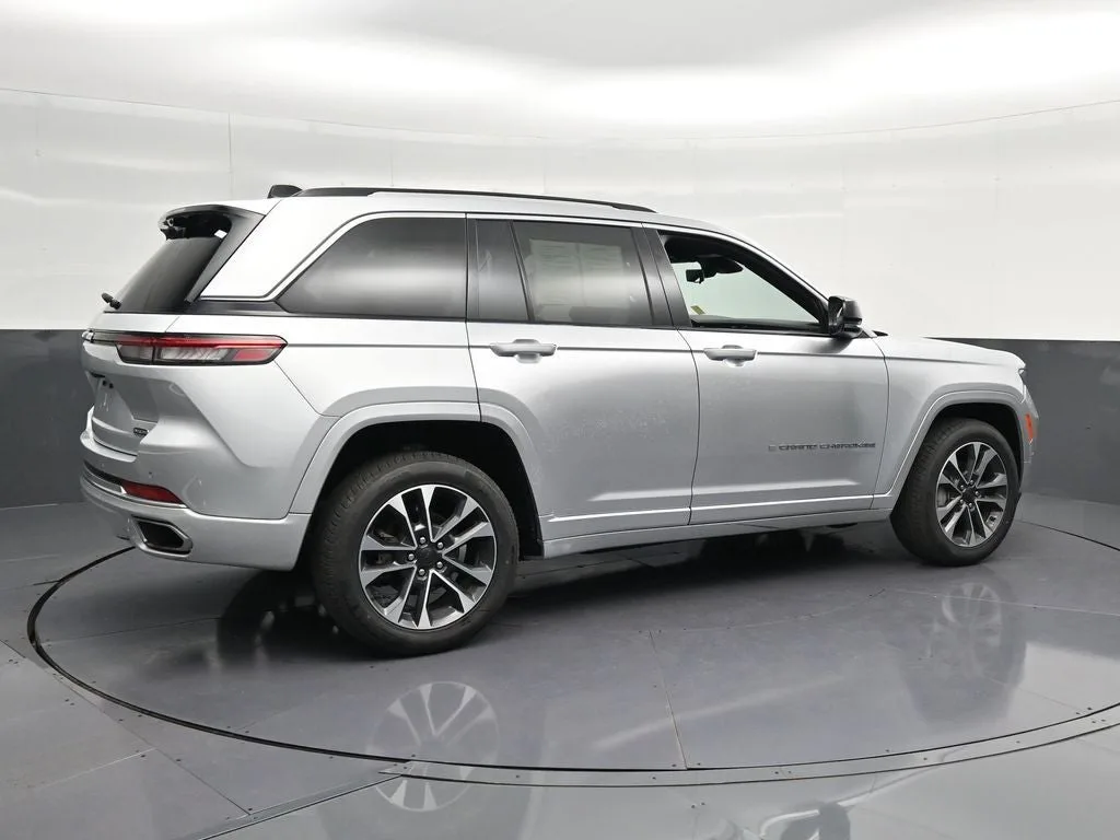 2023 Jeep Grand Cherokee Overland photo 3