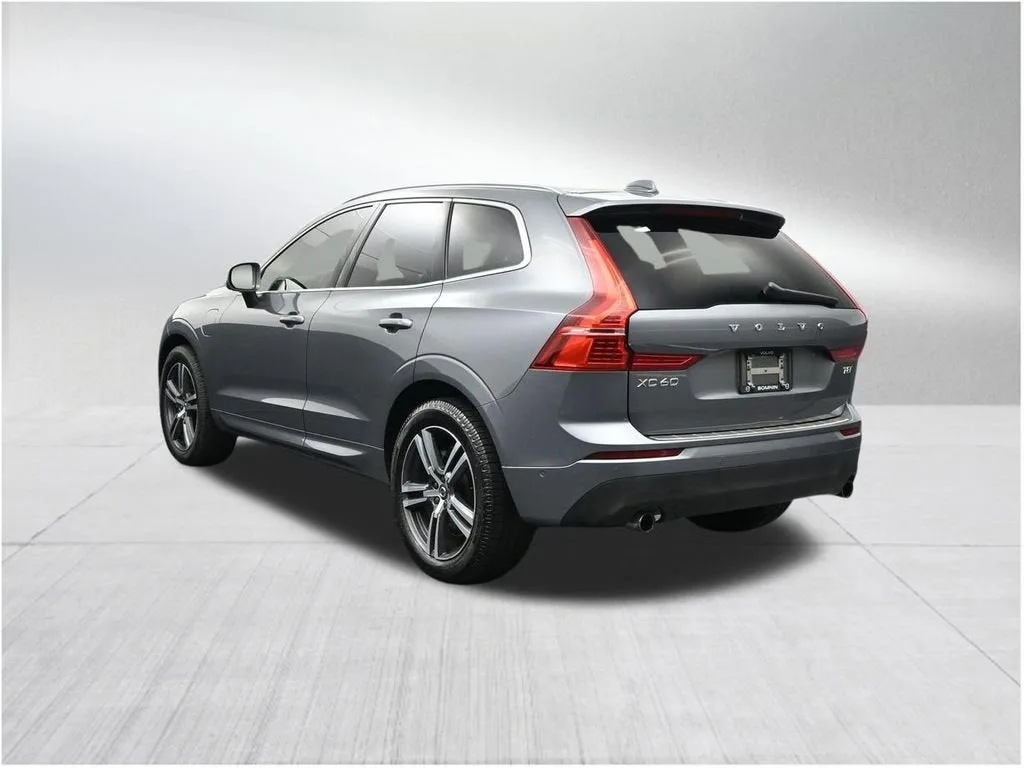 2019 Volvo XC60 Hybrid T8 Momentum photo 3