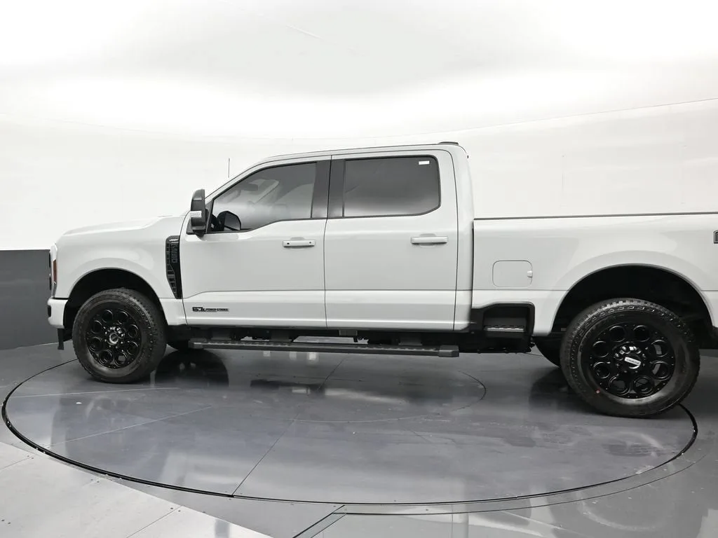 2025 Ford F-250 LARIAT photo 2