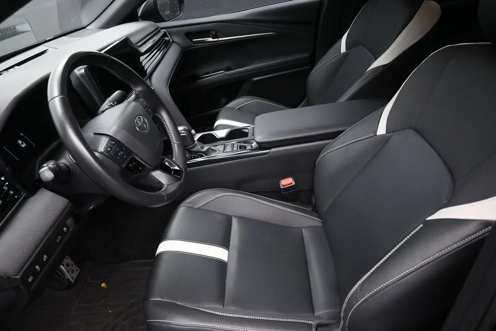 2025 Toyota Camry SE photo 12