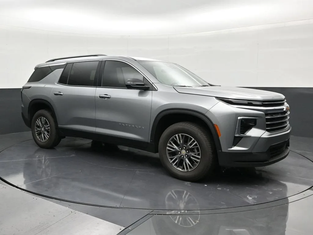 2026 Chevrolet Traverse LT photo 7