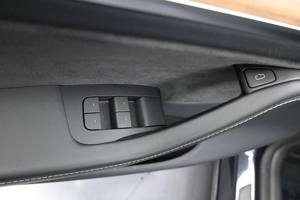 2024 Tesla Model Y Long Range photo 11